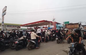 BBM Tersendat, Warga Padang Sidempuan Antre Panjang