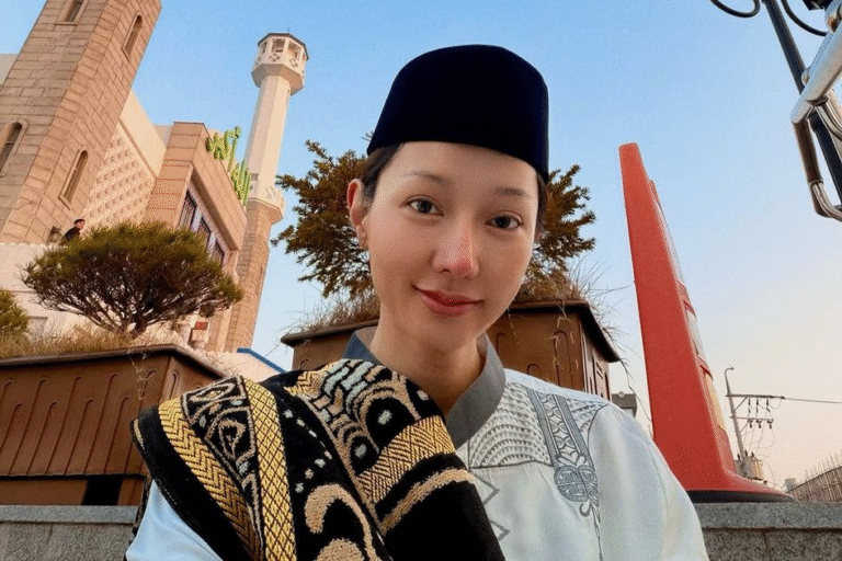 Momen Lebaran Lucinta Luna Viral, Tampil di Shaf Laki-Laki