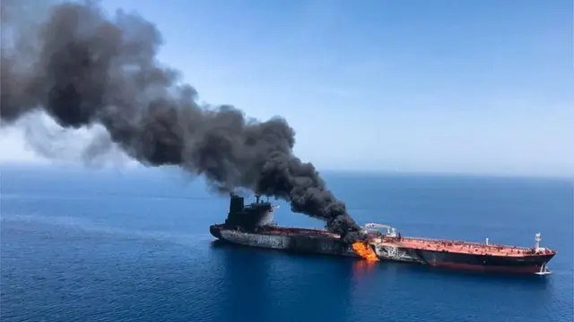 Maut di Hormuz: Tanker Tenggelam Setelah Terobos Blokade Iran