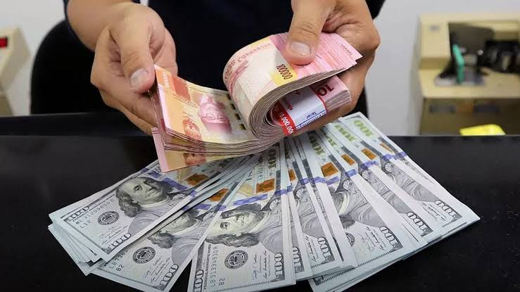 Rupiah Melemah Mendekati Rp17.000 per Dolar AS