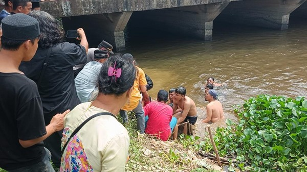 Pria di Palembang Tewas Saat Cuci Usus Sapi Kurban